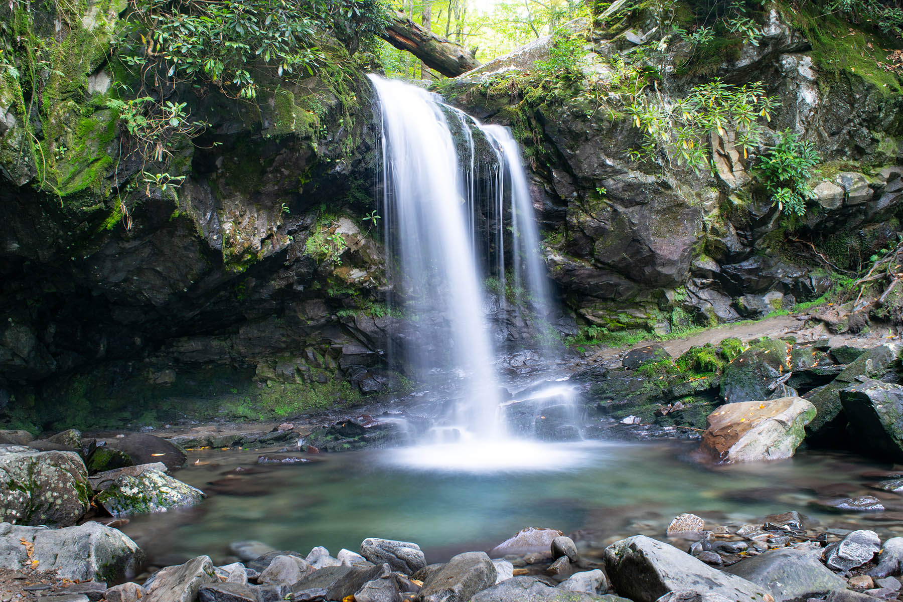 Chasing Waterfalls: A Tour of the Smoky Mountains’ Most Majestic Falls